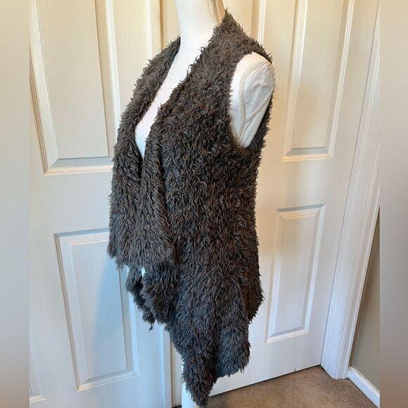 KENSIE | Gray Shaggy Waterfall Faux Fur Vest - Picture 2 of 9